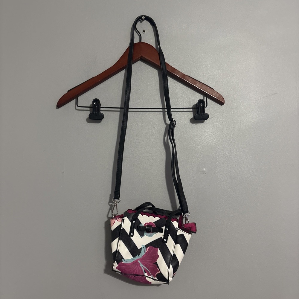 CANDIE'S Black & White zig-zag mini-purse w/pink flowers, Bryant bow, 3 sections